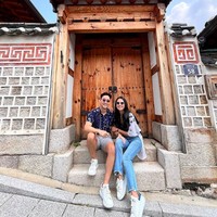 Maudy Ayunda pun membagikan foto dia dan Jesse tengah berjalan-jalan di sebuah kawasan perkampungan rumah tradisional Korea. Foto: dok. Instagram/@maudyayunda