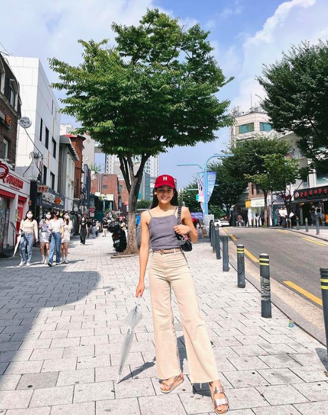 Maudy Ayunda dan Jesse Choi saat ini tengah berada di kampung halaman suaminya yakni di Korea Selatan. Maudy menemani sang suami potong rambut. Foto: dok. Instagram/@maudyayunda