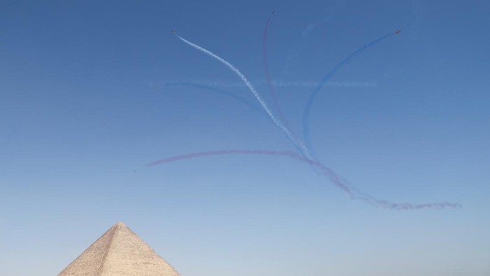 Melihat Aksi Tim Aerobatik di Atas Piramida Mesir Aircrafts participate in Pyramids Air Show 2022 where Egyptian Air Forces'