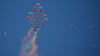 Tak hanya pesawat, penerjun payung juga ikut berpartisipasi dalam Pyramids Air Show 2022. Penerjun payung membuat formasi yang menarik.
