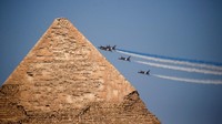 Sejumlah pesawat bermanuver di atas piramida selama Pyramids Air Show 2022.