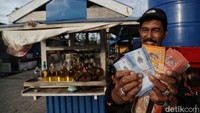Penjual minyak di perbatasan merasakan manfaat dari hadirnya BRI. (Dok. detikcom)