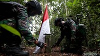Prajurit TNI memeriksa pos perbatasan di tengah hutan. Wajah terdepan Indonesia yang mencakup kehidupan sosial dan segala aspek penunjangnya coba diulas detikcom melalui program Tapal Batas. (Rachman Haryanto/detikcom)