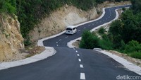 Jalan penopang di kawasan Labuan Bajo yang meliuk di antara perbukitan. Tak terasa, program Tapal Batas sudah memasuki tahun ke-6. Sejak tahun 2016 silam, tim detikcom sudah menyambangi puluhan titik terdepan Indonesia mulai dari Aceh hingga Papua. (Dikhy Sasra/detikcom)