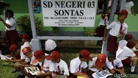 Aktivitas anak-anak di SDN 03 Sontas, Entikong, Kabupaten Sanggau. Wilayah perbatasan menjadi beranda terdepan Indonesia yang tentunya harus menjadi perhatian utama. Karena itu pembangunan dan pemerataan kesejahteraan di kawasan perbatasan penting dilakukan. (Rachman Haryanto/detikcom)