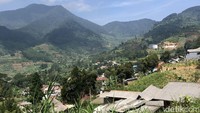 Sesekali wisatawan yang melintas juga akan menemukan permukiman. Jalan relatif bersahabat dengan aspal maupun jalan beton.