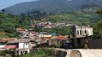 Penampakan permukiman warga yang berada di sekitar jalur Puncak Dua, Bogor. Gimana detikers, tertarik untuk menyusuri jalur ini?
