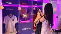 Selain dipajang perlengkapan olahraga seperti jersey pemain, sepatu dan bola, efek AR yang ditawarkan ialah permainan mencetak bola ke gawang. Foto: Shafira Cendra Arini/detikcom