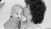 Bayi yang masih berumur 1,5 tahun, Katia, dirawat di pusat perawatan korban nuklir di Minks, Uni Soviet. Katia menderita kanker darah sebagai dampak kebocoran nuklir Chernobyl. Katia meninggal pada Agustus 1995.  Komite Ilmiah Perserikatan Bangsa-Bangsa tentang Efek Radiasi Atom telah melaporkan bahwa lebih dari 6.000 anak-anak dan remaja menderita kanker tiroid setelah terkena radiasi dari insiden tersebut. Beberapa ahli telah menentang klaim itu. (Anatoli Kliashchuk/Sygma via Getty Images) 