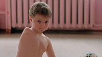 Seorang anak korban radiasi Chernobyl dirawat dilokasi yang tidak disebutkan, 4 Agustus 1992. Peneliti internasional telah memperkirakan bahwa pada akhirnya, sekitar 4.000 orang yang terpapar radiasi tingkat tinggi meninggal akibat kanker terkait radiasi, sementara sekitar 5.000 orang yang terpapar radiasi tingkat rendah dapat mengalami nasib yang sama. (Timur Grib/AFP/Getty Images)
