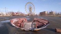 Perahu ayun yang berjarak 2 km dari pusat reaktor terlihat meleyot, November 1995. Hingga kini, Chernobyl masih masuk dalam kategori pengawasan ekstra. Pembersihan efek radiasi masih berlangsung hingga 2065. (Martin Godwin/Getty Images)
