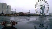 Suasana taman kota Pripyat Central Park setelah 9 tahun reaktor nuklir Chernobyl terbakar, November 1985. (Martin Godwin/Getty Images)