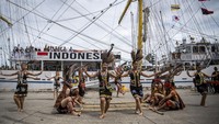 Selain Tarian Mongigol, Tarian Murut khas Sabah juga ditampilkan untuk menyambut kedatangan KRI Bima Suci-945 di Kota Kinabalu Port Sabah, Malaysia, Jumat (5/8/2022).