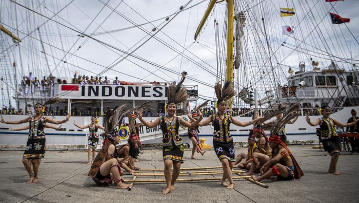 Momen KRI Bima Suci Disambut Tarian Khas Sabah Taruna Akademi Angkatan Laut (AAL) Tingkat III Angkatan ke-69 melaksanakan peran parade roll di atas KRI Bima Suci-945 saat akan sandar di Pelabuhan Sabah, Malaysia, Jumat (5/8/2022). KRI Bima Suci-945 akan sandar selama tiga hari di Sabah, Malaysia untuk melaksanakan sejumlah kegiatan dalam mendukung latihan praktek (Lattek) Kartika Jala Krida (KJK) 2022. ANTARA FOTO/Nova Wahyudi/rwa.