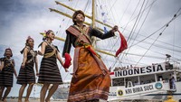 Penari membawakan Tarian Mongigol khas Sabah saat menyambut kedatangan KRI Bima Suci-945 di Kota Kinabalu Port Sabah, Malaysia, Jumat (5/8/2022).
