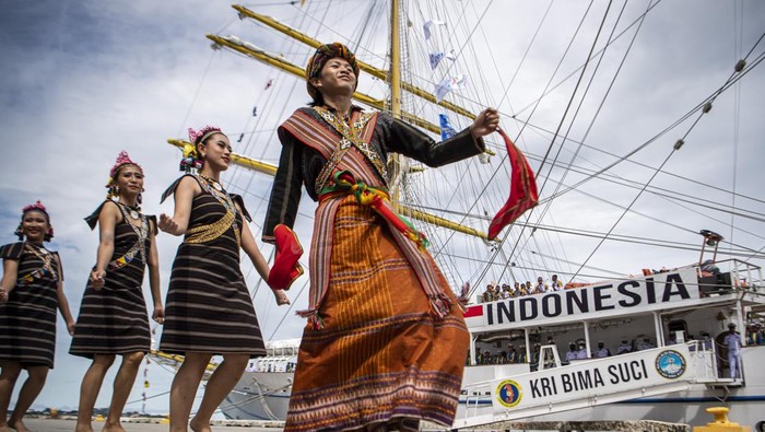 Momen KRI Bima Suci Disambut Tarian Khas Sabah Taruna Akademi Angkatan Laut (AAL) Tingkat III Angkatan ke-69 melaksanakan peran parade roll di atas KRI Bima Suci-945 saat akan sandar di Pelabuhan Sabah, Malaysia, Jumat (5/8/2022). KRI Bima Suci-945 akan sandar selama tiga hari di Sabah, Malaysia untuk melaksanakan sejumlah kegiatan dalam mendukung latihan praktek (Lattek) Kartika Jala Krida (KJK) 2022. ANTARA FOTO/Nova Wahyudi/rwa.