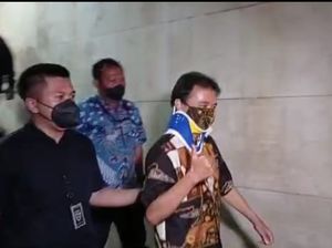 Momen Roy Suryo Acungkan Jempol Saat Dimasukkan ke Rutan Polda Metro