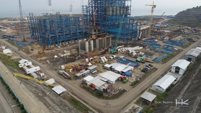 Proyek PLTU Suralaya 2x1.000 MW di Cilegon, Banten, tengah dikerjakan. PT Hutama Karya menggunakan teknologi ramah lingkungan dalam konstruksi PLTU ini.