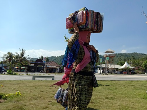 Para pedagang asongan di KEK Mandalika, Jumat (5/8/2022).