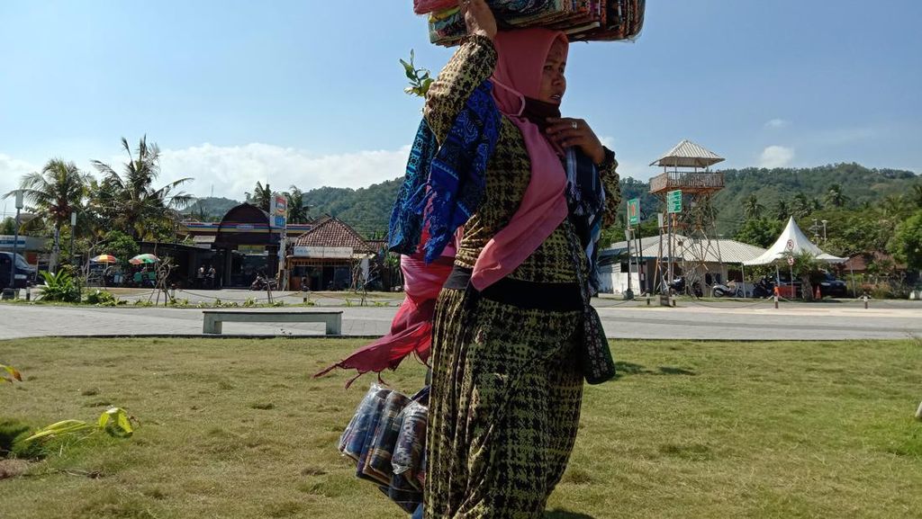 Asosiasi Hotel Minta Pemkab Lombok Bina Pedagang Asongan di Mandalika