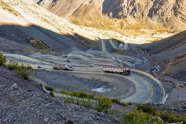 Jalan mematikan selanjutnya adalah Paso de los Libertadores di Chili. Terletak pada ketinggian 3.200 mdpl, siapa pun yang lewat dibuat sedikit sesak napas karena menipisnya kadar oksigen di sana. (Getty Images/iStockphoto/hbrizard) Jalan mematikan selanjutnya adalah Paso de los Libertadores di Chili. Terletak pada ketinggian 3.200 mdpl, siapa pun yang lewat dibuat sedikit sesak napas karena menipisnya kadar oksigen di sana. (Getty Images/iStockphoto/hbrizard)