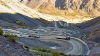 Jalan mematikan selanjutnya adalah Paso de los Libertadores di Chili. Terletak pada ketinggian 3.200 mdpl, siapa pun yang lewat dibuat sedikit sesak napas karena menipisnya kadar oksigen di sana.  (Getty Images/iStockphoto/hbrizard)