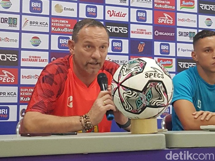 Pelatih Barito Putera, Dejan Antonic di stadion Jatidiri Semarang, Jumat (5/8/2022).