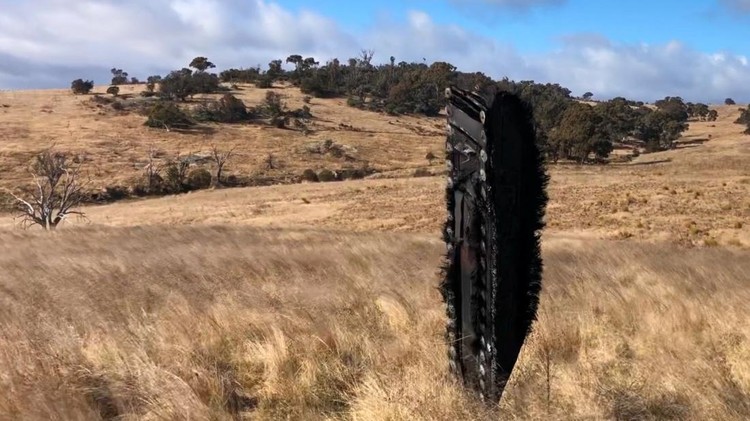 Penampakan Puing Pesawat SpaceX yang Jatuh di Australia Debris from SpaceX Crew-1 is seen on a field in Dalgety, Australia July 29, 2022 in this picture obtained from social media. Brad Tucker/via REUTERS THIS IMAGE HAS BEEN SUPPLIED BY A THIRD PARTY. MANDATORY CREDIT.