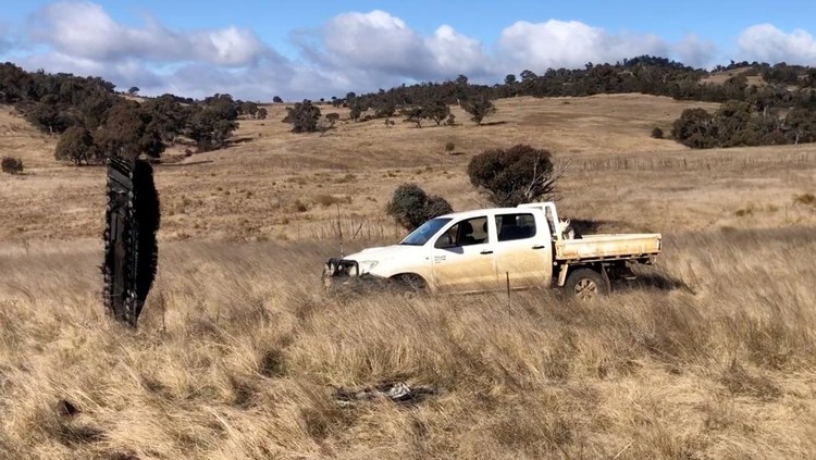 Penampakan Puing Pesawat SpaceX yang Jatuh di Australia Debris from SpaceX Crew-1 is seen on a field in Dalgety, Australia July 29, 2022 in this picture obtained from social media. Brad Tucker/via REUTERS THIS IMAGE HAS BEEN SUPPLIED BY A THIRD PARTY. MANDATORY CREDIT.