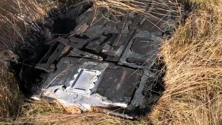 Penampakan Puing Pesawat SpaceX yang Jatuh di Australia Debris from SpaceX Crew-1 is seen on a field in Dalgety, Australia July 29, 2022 in this picture obtained from social media. Brad Tucker/via REUTERS THIS IMAGE HAS BEEN SUPPLIED BY A THIRD PARTY. MANDATORY CREDIT.