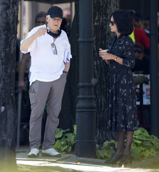 Penelope Cruz tampak berdiskusi dengan Michael Mann, sutradara film tersebut. Dilansir dari IMDb, film Ferrari merupakan proyek film yang telah direncanakan Michael sejak 20 tahun lalu. (Foto: GC Images/MEGA)