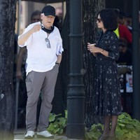 Penelope Cruz tampak berdiskusi dengan Michael Mann, sutradara film tersebut. Dilansir dari IMDb, film Ferrari merupakan proyek film yang telah direncanakan Michael sejak 20 tahun lalu. (Foto: GC Images/MEGA)