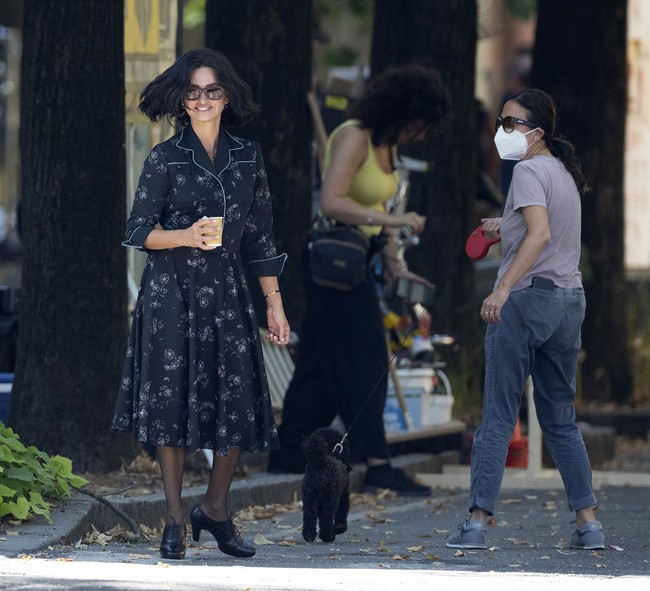 Aktris Penelope Cruz sedang berada di Modena, Italia, dalam rangka syuting film Ferrari. Sesuai judulnya, film tersebut mengangkat kehidupan Enzo Ferrari yang merupakan pendiri raksasa supercar, Ferrari. (Foto: GC Images/MEGA)