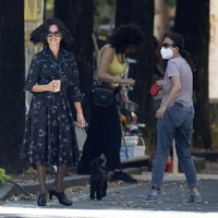 Aktris Penelope Cruz sedang berada di Modena, Italia, dalam rangka syuting film Ferrari. Sesuai judulnya, film tersebut mengangkat kehidupan Enzo Ferrari yang merupakan pendiri raksasa supercar, Ferrari. (Foto: GC Images/MEGA)