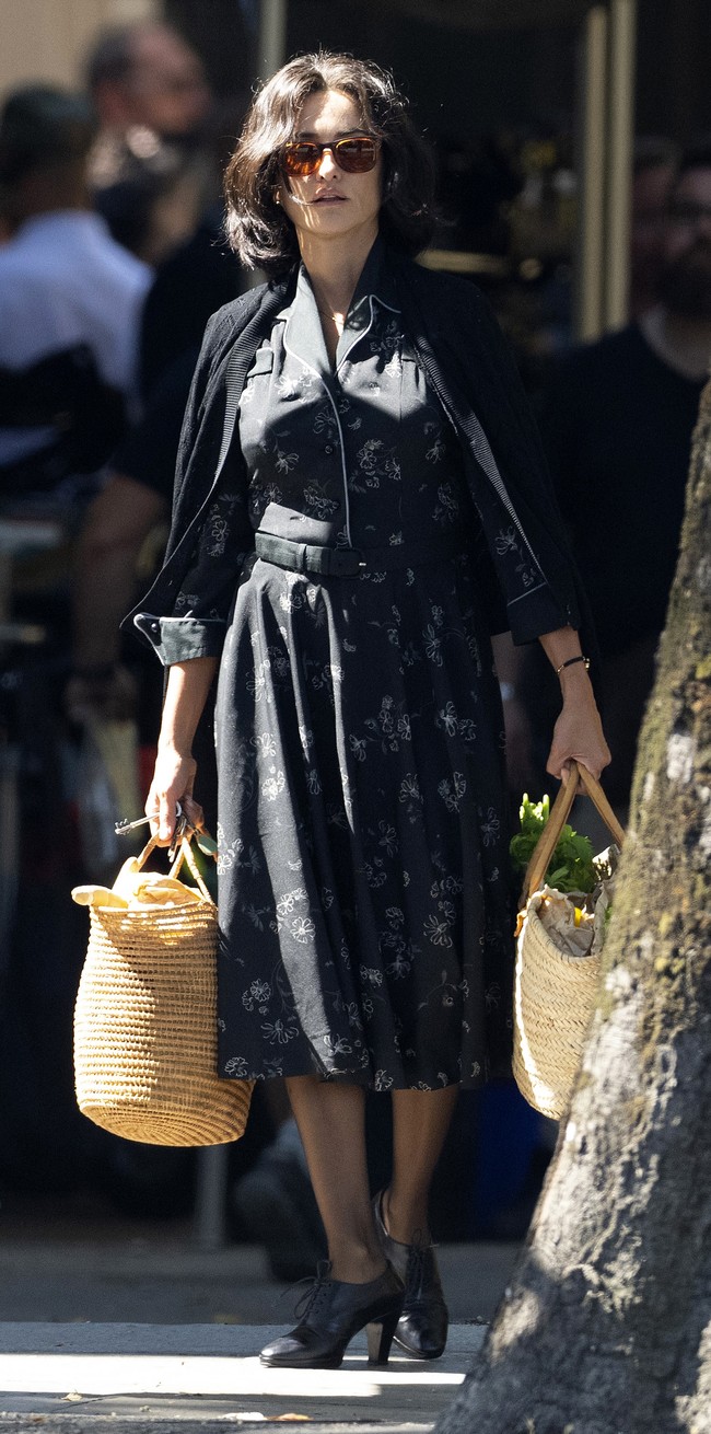 Di film yang rancananya dirilis pada 2023 itu, Penelope Cruz berperan sebagai istri Enzo, Laura Ferrari. Ia pun berdandan ala perempuan era 50-an saat pengambilan gambar, Kamis (4/8/2022). (Foto: GC Images/MEGA)