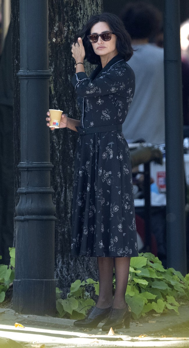 Sebuah shirt-dress hitam bermotif floral tampak membungkus tubuh aktris 48 tahun itu. Melengkapi busana tersebut, sepasang ankle boots vintage hitam dan kacamata hitam. Rambutnya ditata dalam potongan bob yang semakin menonjolkan vibe keretroan.(Foto: GC Images/MEGA)