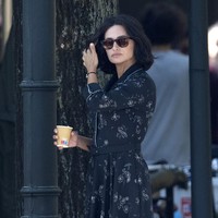 Sebuah shirt-dress hitam bermotif floral tampak membungkus tubuh aktris 48 tahun itu. Melengkapi busana tersebut, sepasang ankle boots vintage hitam dan kacamata hitam. Rambutnya ditata dalam potongan bob yang semakin menonjolkan vibe keretroan.(Foto: GC Images/MEGA)