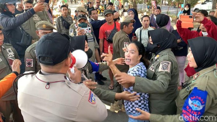 Penertiban PKL di Pantai Losari Makassar ricuh.