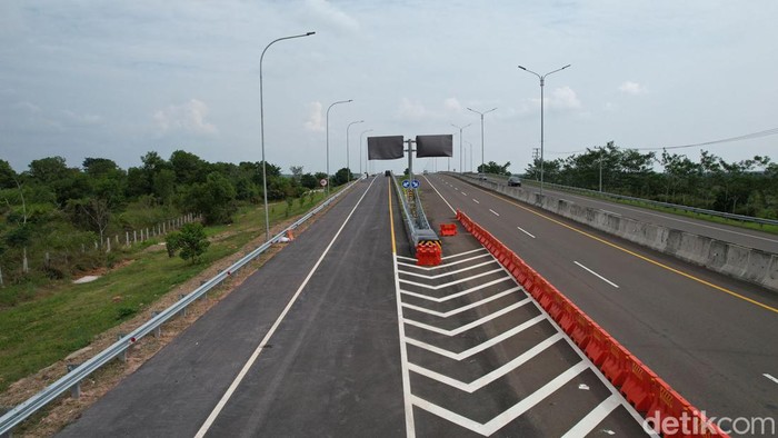 Pengalihan arus di ruas Tol Palembang-Indralaya.