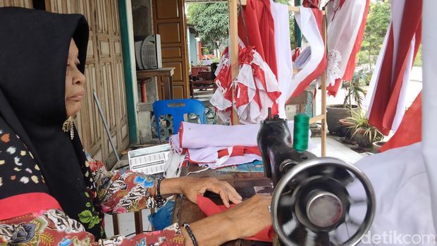 Mardawiah, nenek penjahit bendera merah putih di Asahan (Perdana/detikSumut)