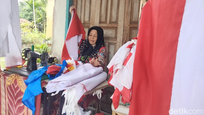 Mardawiah, nenek penjahit bendera merah putih di Asahan (Perdana/detikSumut)