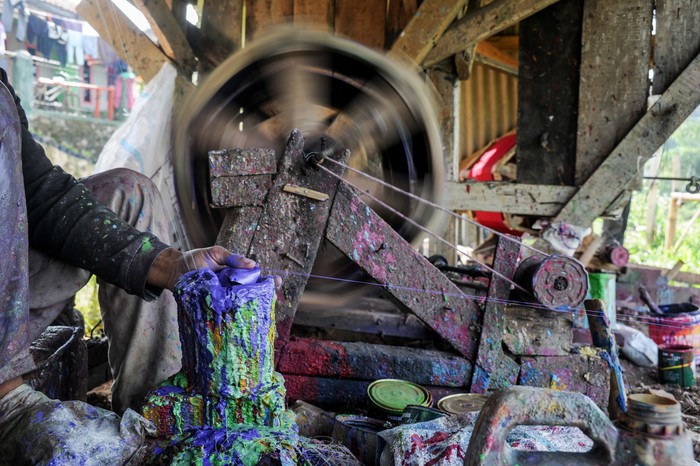 PENJUALAN GELASAN DI TANJUNGSARI MULAI NORMAL Perajin menyelesaikan produksi gelasan di Kampung Sinarmulya, Tanjungsari, Kabupaten Sumedang, Jawa Barat, Jumat (5/8/2022). Perajin menyatakan sejak tiga bulan terakhir penjualan gelasan mulai mengalami peningkatan dan kembali mendapatkan pesanan dari berbagai kota di Indonesia, sedangkan dua tahun lalu mereka kehilangan pelanggan akibat pandemi COVID-19. ANTARA FOTO/Raisan Al Farisi/rwa.
