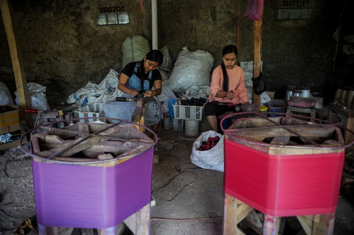 Perajin menyelesaikan produksi gelasan di Kampung Sinarmulya, Tanjungsari, Kabupaten Sumedang, Jawa Barat, Jumat (5/8/2022). Perajin menyatakan sejak tiga bulan terakhir penjualan gelasan mulai mengalami peningkatan dan kembali mendapatkan pesanan dari berbagai kota di Indonesia, sedangkan dua tahun lalu mereka kehilangan pelanggan akibat pandemi COVID-19. ANTARA FOTO/Raisan Al Farisi/rwa.
