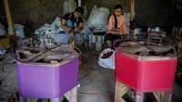 Perajin memintal benang gelasan dalam industri rumahan di Sumedang, Jawa Barat. Selama pandemi Covid-19, produksi menurun drastis dan ditinggalkan pelanggan.
