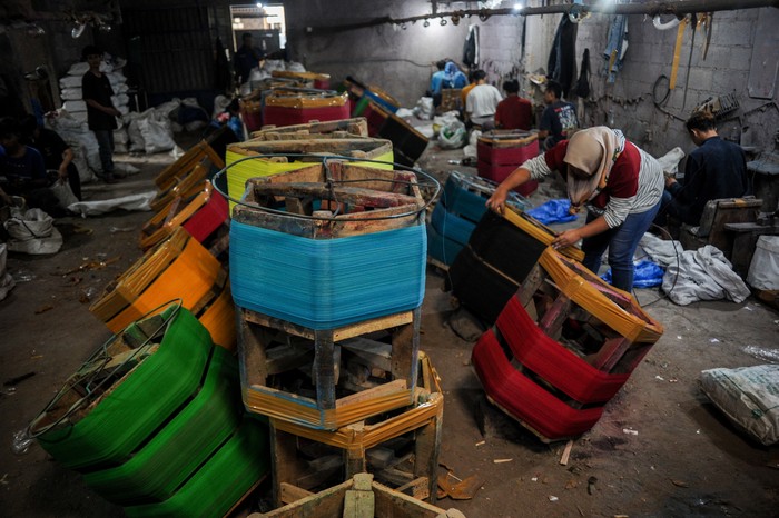 PENJUALAN GELASAN DI TANJUNGSARI MULAI NORMAL Perajin menyelesaikan produksi gelasan di Kampung Sinarmulya, Tanjungsari, Kabupaten Sumedang, Jawa Barat, Jumat (5/8/2022). Perajin menyatakan sejak tiga bulan terakhir penjualan gelasan mulai mengalami peningkatan dan kembali mendapatkan pesanan dari berbagai kota di Indonesia, sedangkan dua tahun lalu mereka kehilangan pelanggan akibat pandemi COVID-19. ANTARA FOTO/Raisan Al Farisi/rwa.