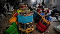 Para perajin menyelesaikan produksi benang gelasan di Tanjungsari, Sumedang, Jawa Barat, Jumat (5/8/2022). Benang gelasan ini biasa digunakan untuk permainan layang-layang.