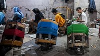 Benang gelasan yang biasa digunakan untuk permainan layang-layang menggunakan warna yang cerah dan mencolok. Perajin menyatakan penjualan benang gelasan mulai ke titik normal seperti sebelum era pandemi Covid-19. 
