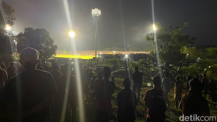 Penonton PSM menyaksikan pertandingan dari bukit saat laga melawan Persija Jakarta.