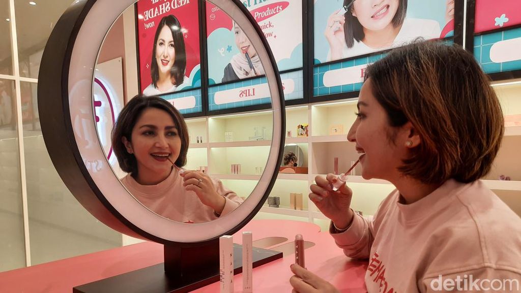 Tips dari Putri Tanjung saat Buka Female Daily Studio Trans Icon Mall Surabaya