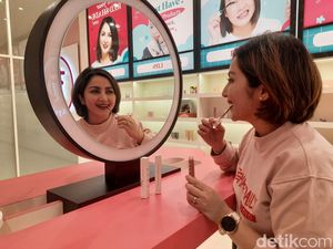 Tips dari Putri Tanjung saat Buka Female Daily Studio Trans Icon Mall Surabaya